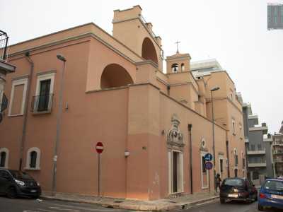 Tra questi un palazzo color rosa con annessa cappella che dal 1897 fino agli anni 50 ha ospitato un presepe monumentale un tempo famoso in tutta la citt�